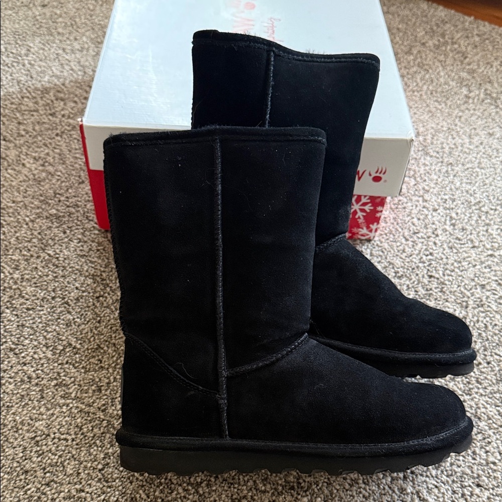 Bearpaw Elle short boot in black size 7